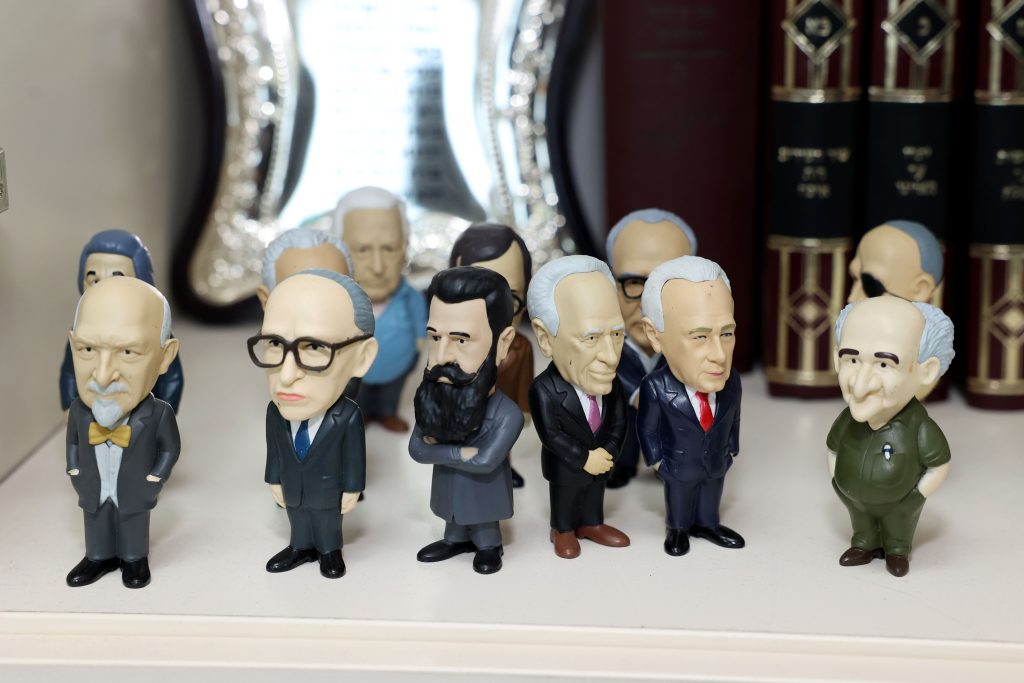 מיניטורות של מנהיגי ישראל על מדף במשרד