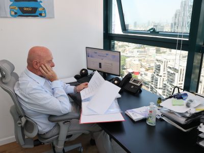 עו"ד דן שמיר עובד במשרד